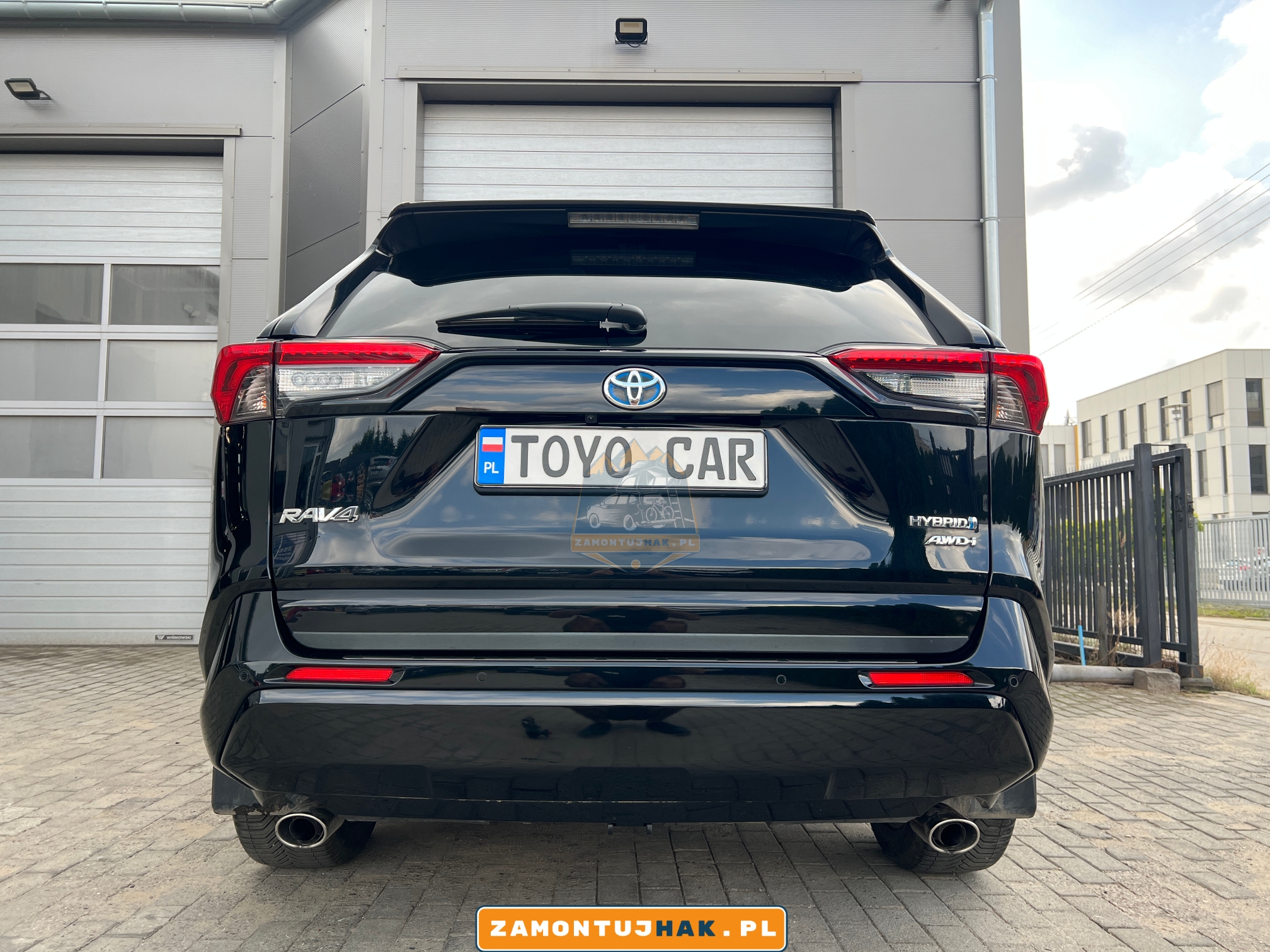 zdjecie samochodu toyota rav 4 z wypiętą kulą haka holowniczego westfalia a40v